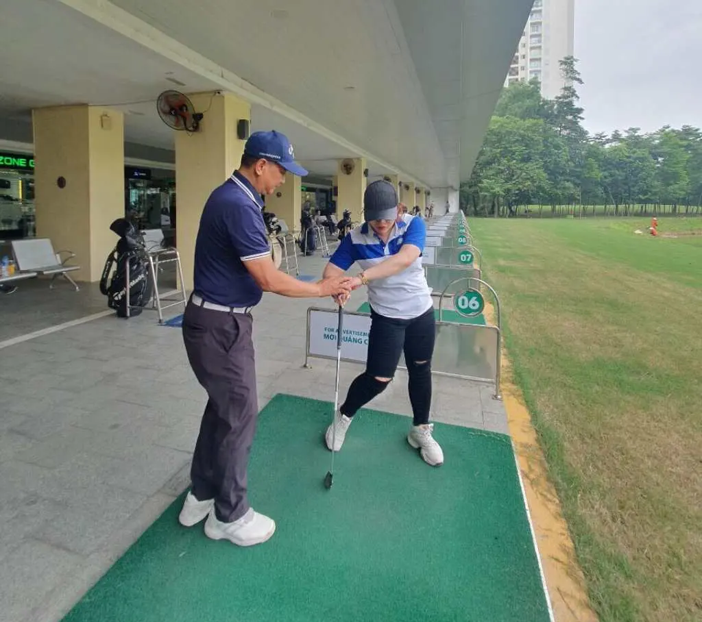Thầy dạy golf Đinh Công Lợi là biểu tượng của sự không ngừng học hỏi