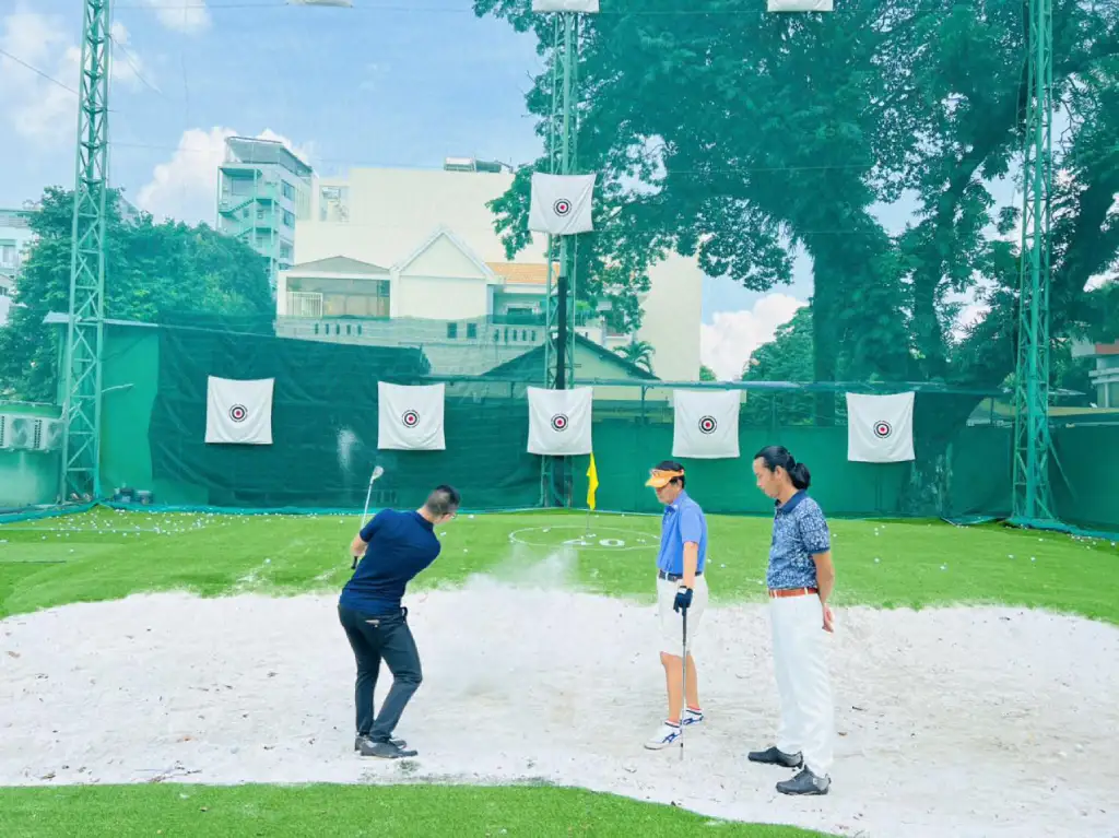 Sân tập golf Hồ Văn Huê khu vực ngoài trời