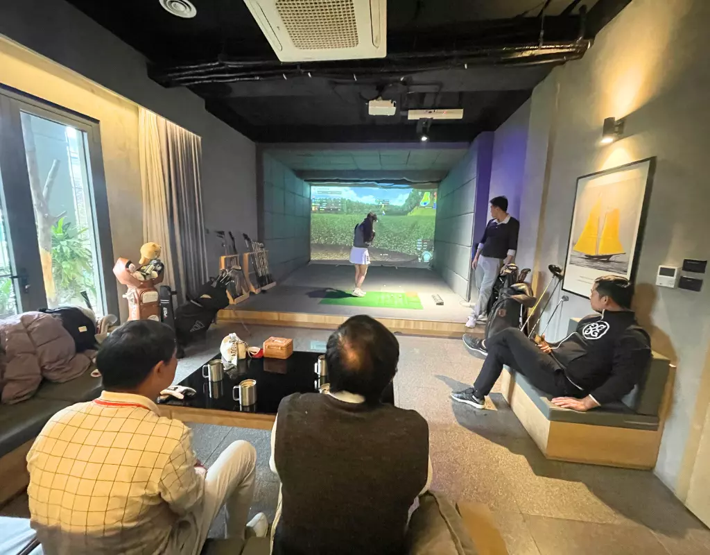 Các golfer tham dự giải golf 3D với sự tập trung và kỹ thuật tốt nhất