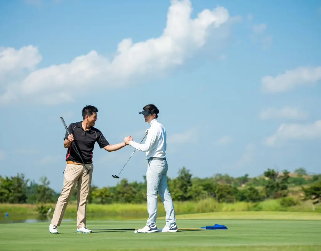 Tham gia cùng bạn bè chia sẻ chi phí đặt sân