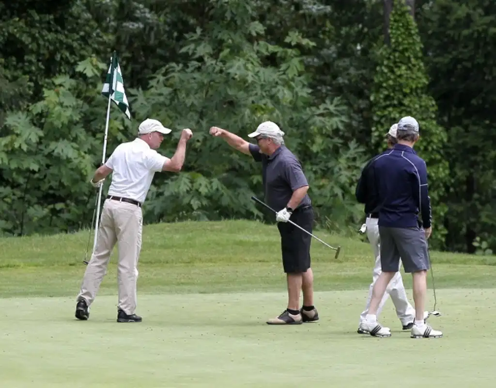 Người lớn tuổi chơi golf giúp gắn kết, vui vẻ hơn