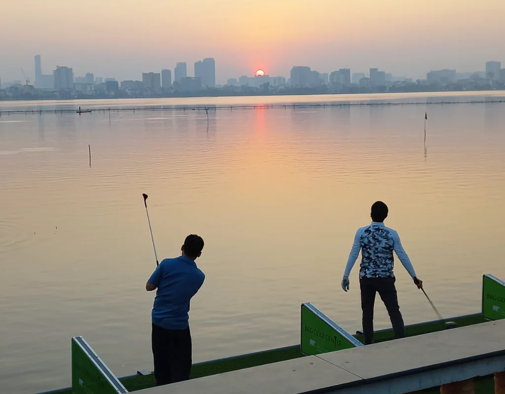 View sân tập golf BRG Center mở rộng ra phía mặt hồ