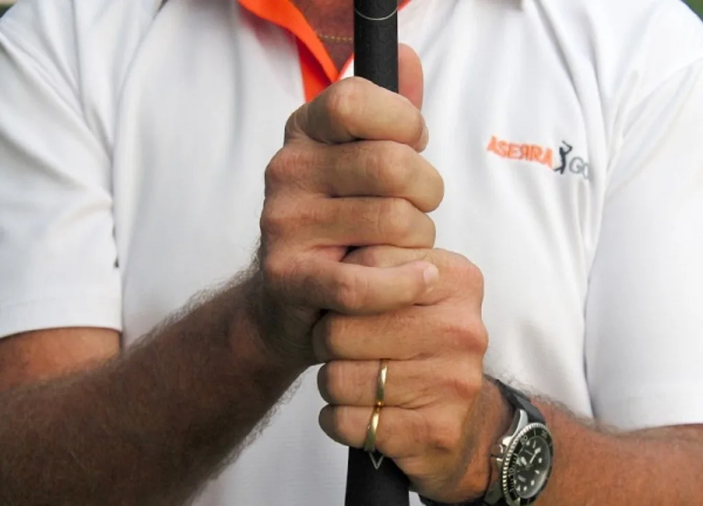 Hướng dẫn cách cầm gậy golf Overlap Grip