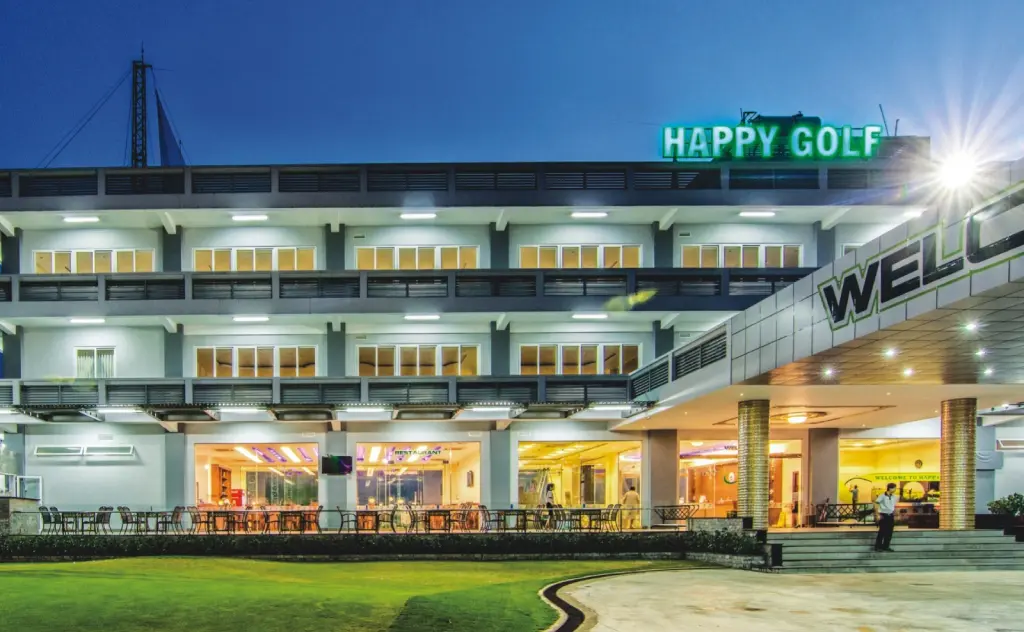 sân tập golf với quy mô 3 tầng phục vụ cho golfer cả ngày lẫn đêm
