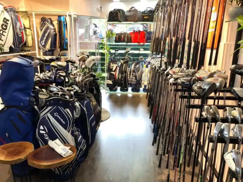 Đầy đủ tiện nghi cho các golfer mua sắm dụng cụ golf