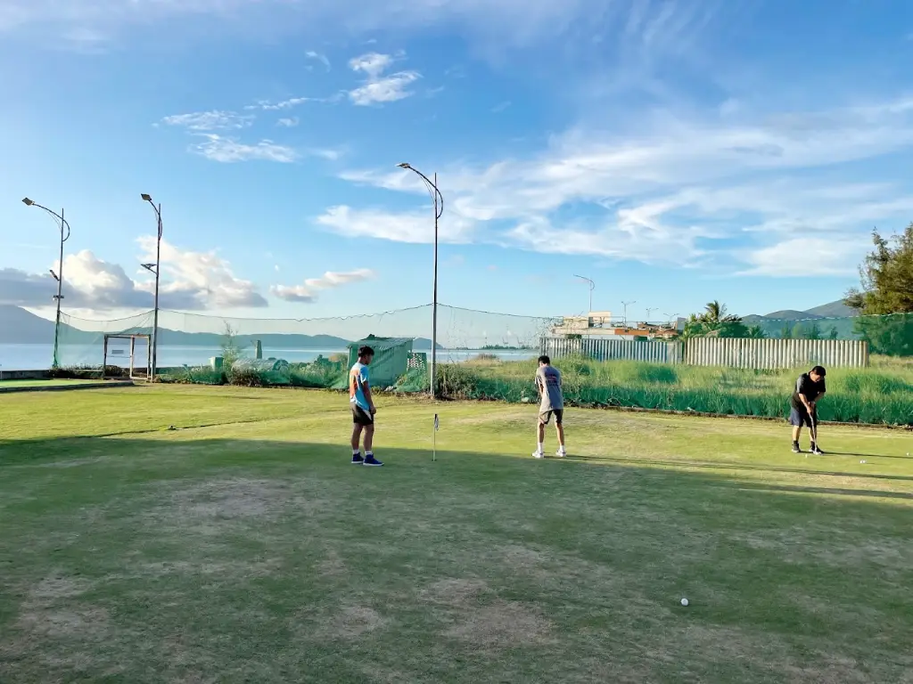 Sân Đa Phước mát mẻ nhờ nằm ven biển