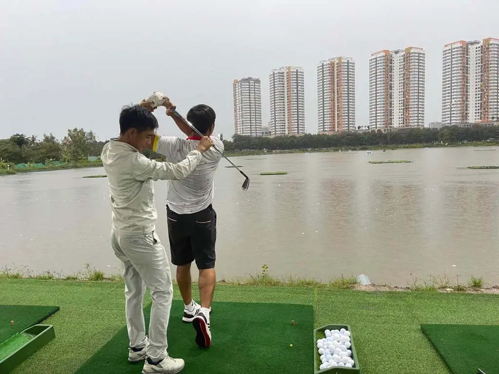 Thầy Hoành luôn chỉn chu trong việc huấn luyện học viên dù là động tác cơ bản nhất