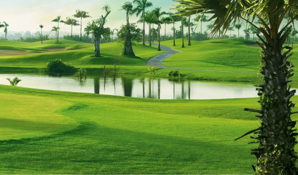 Nối liền hai sân golf này là tổ hợp nghỉ dưỡng cao cấp cùng các khu vui chơi giải trí đa dạng, tạo nên một không gian độc đáo và mới lạ.