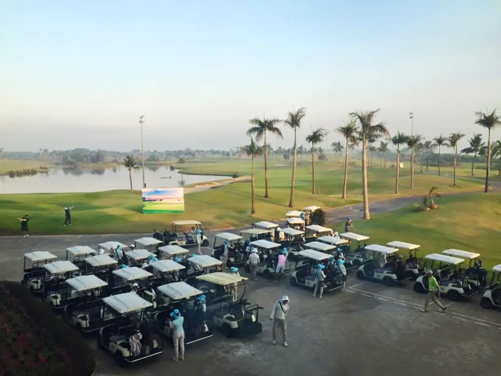 Sân golf Đại Phước được trang bị số lượng lớn xe điện để hỗ trợ người chơi