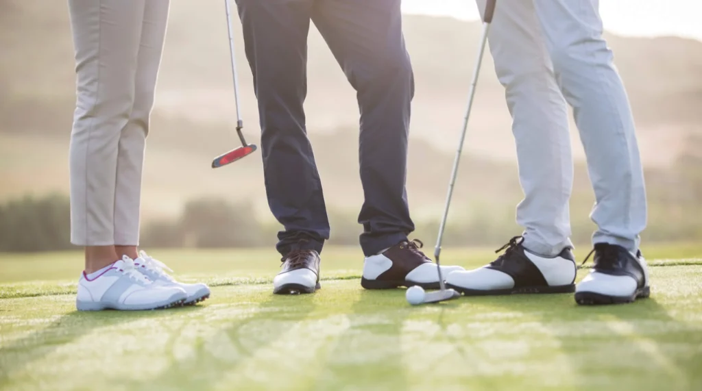 Có nhiều tiêu chí quan trọng khi chọn giày golf nam