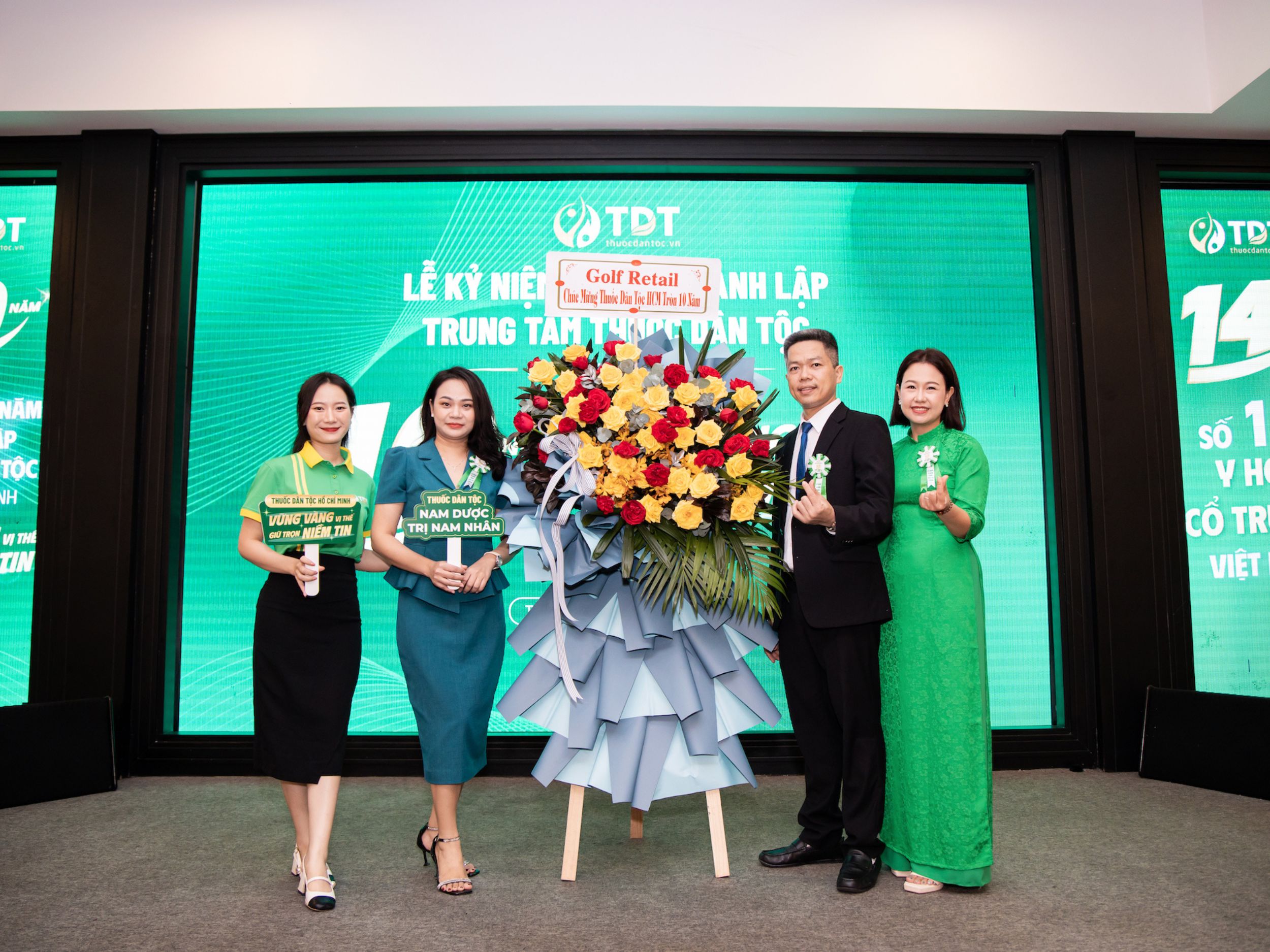 TGĐ GolfRetail Ngô Phương gửi hoa và lời chúc mừng tới BLĐ Thuốc dân tộc