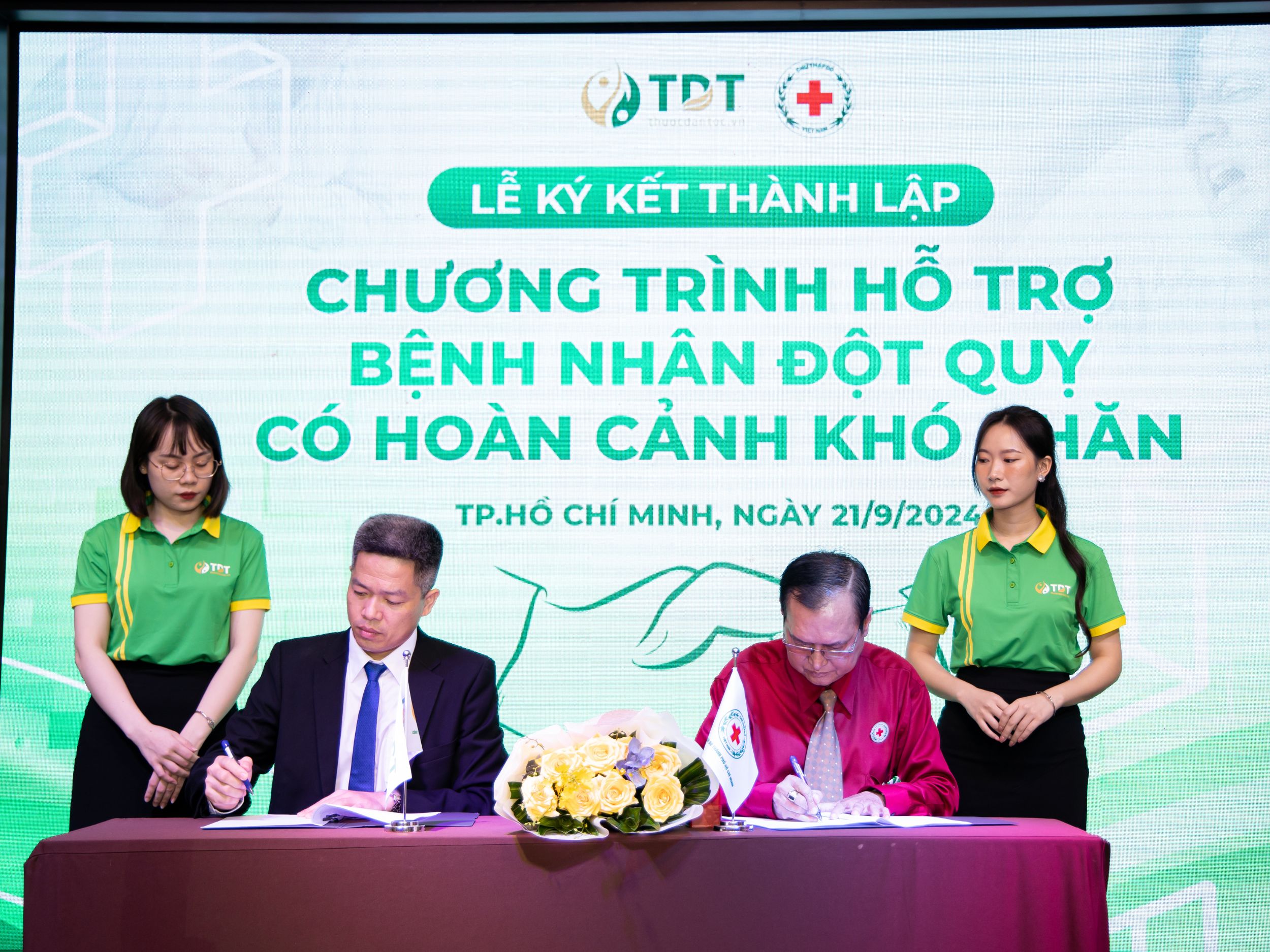 Lễ ký kết cùng Hội chữ thập đỏ TP.HCM chương trình hỗ trợ bệnh nhân đột quỵ có hoàn cảnh khó khăn