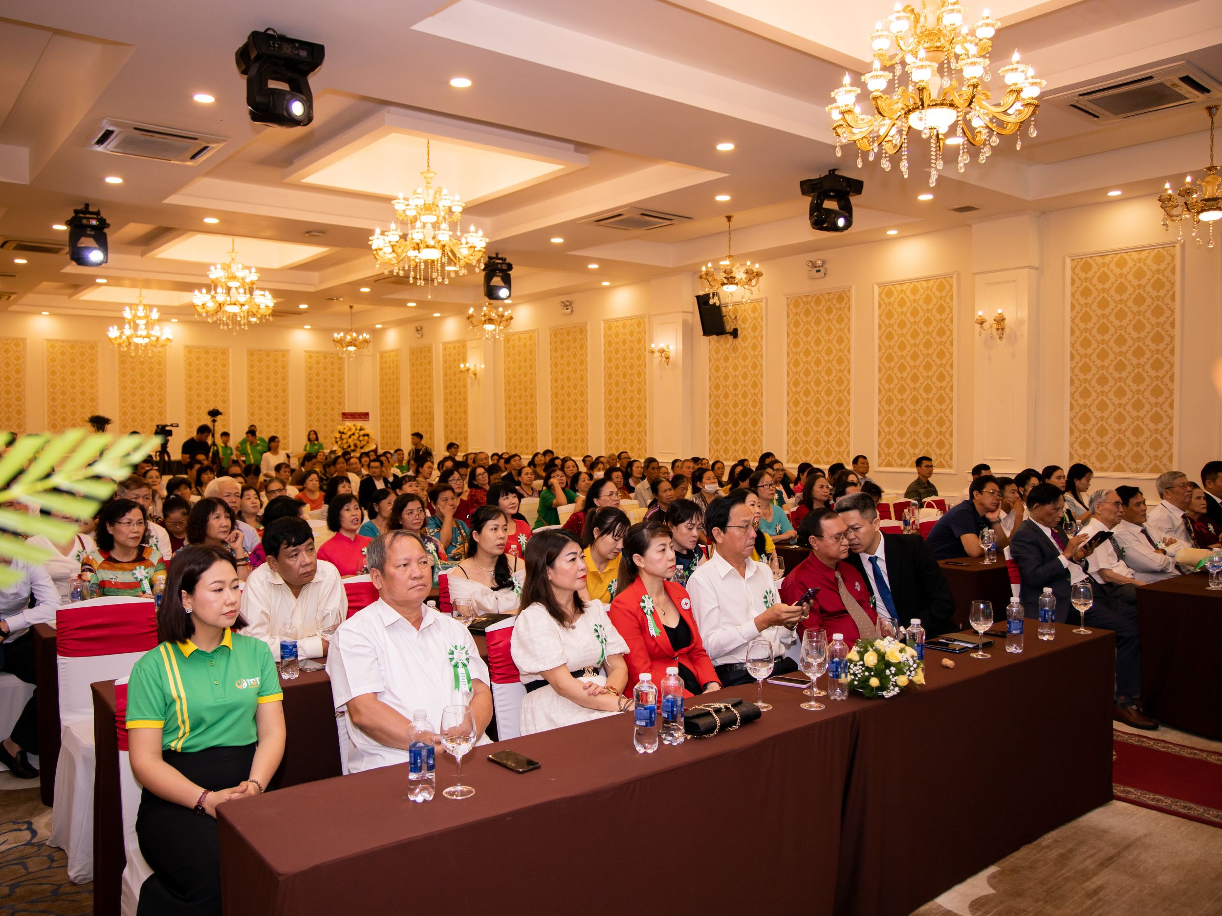Quý vị đại biểu, khách quý tham dự lễ kỷ niệm 10 năm Thuốc dân tộc HCM