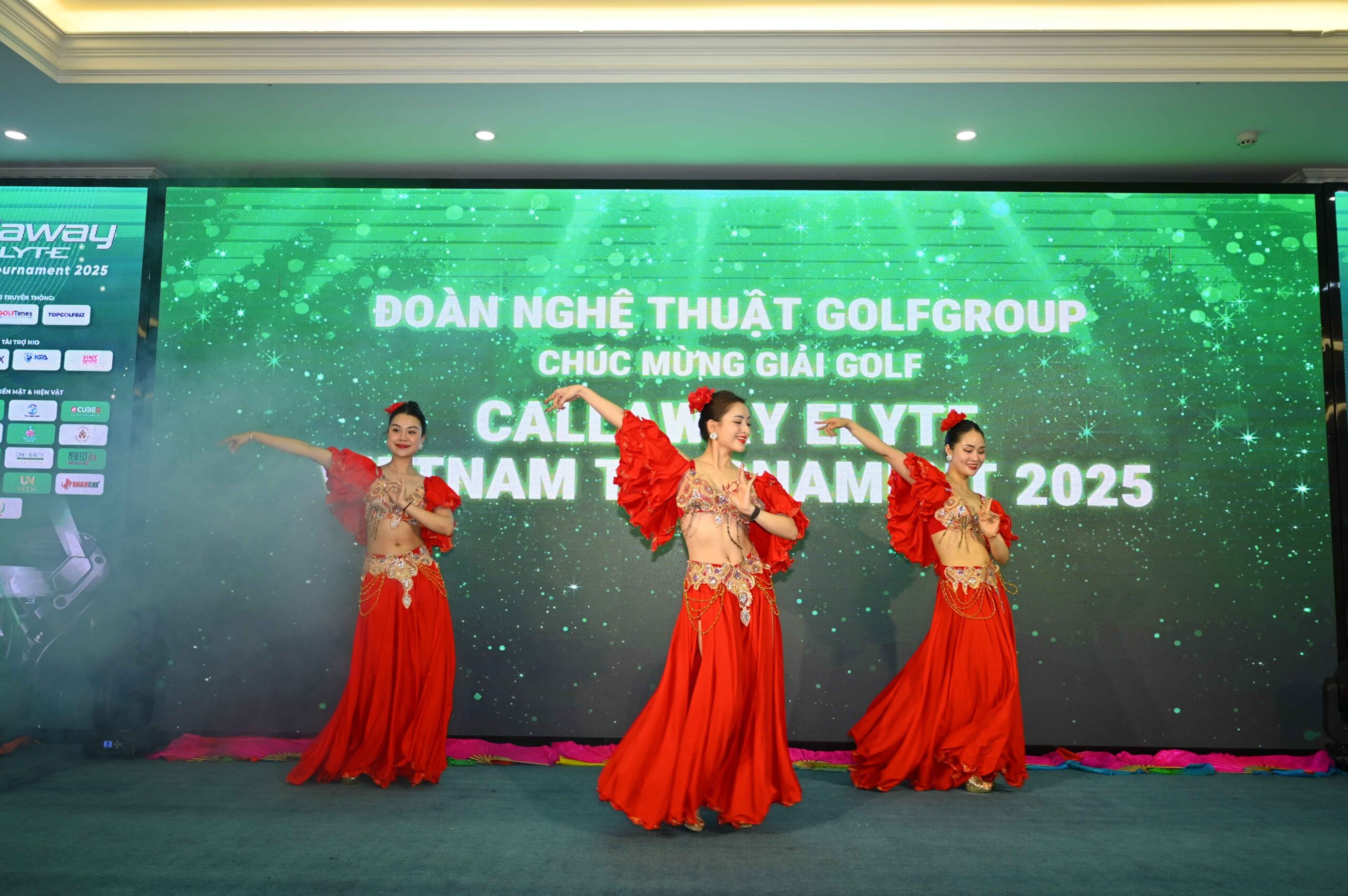 Màn trình diễn belly dance sôi động của các vũ công.